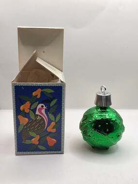 Avon Vintage Green Christmas Ornament Bubble Bath Bottle 4 oz Box
